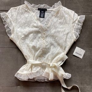 Cap sleeved lace top